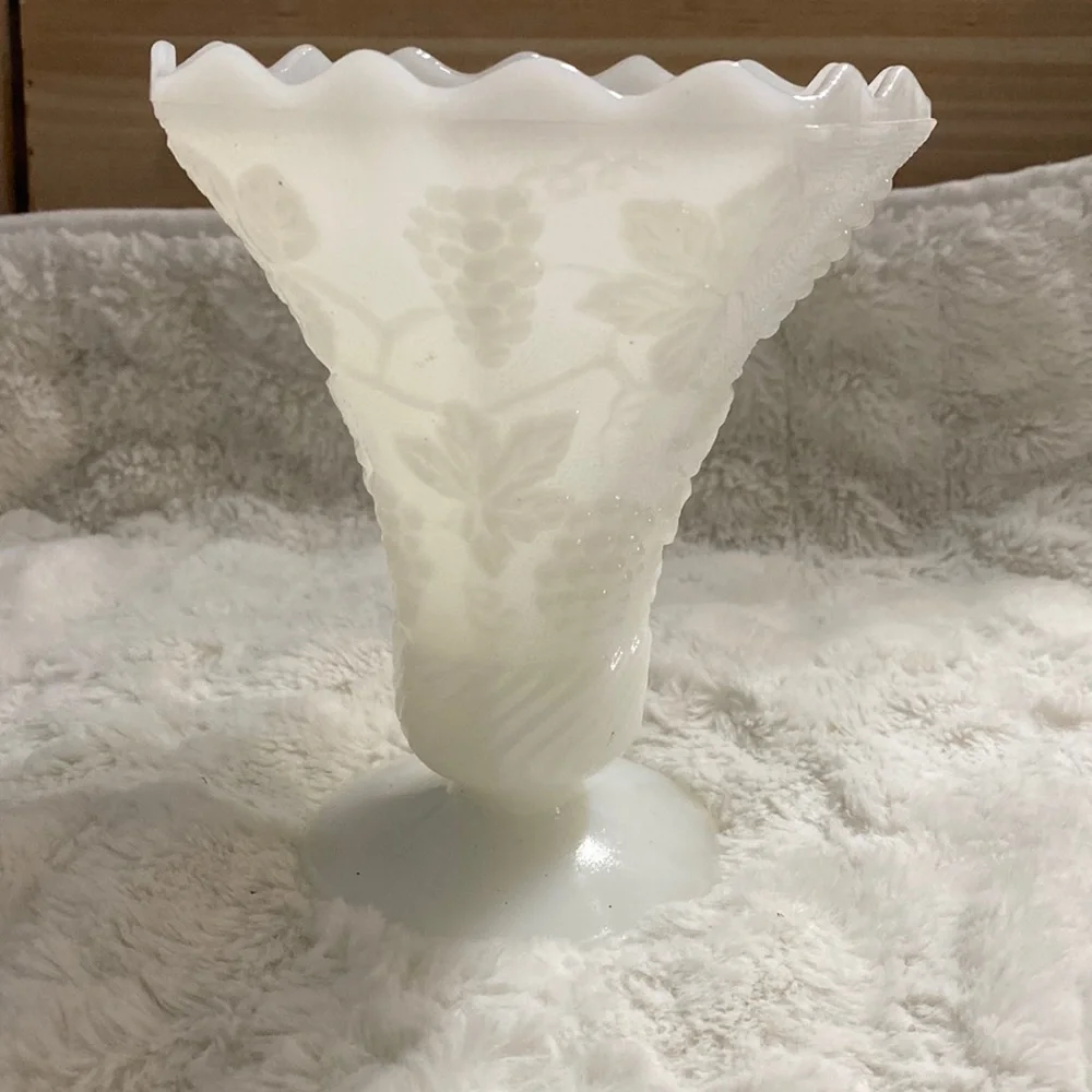 Milk glass vintage grape vine vase - Picture 1 of 3